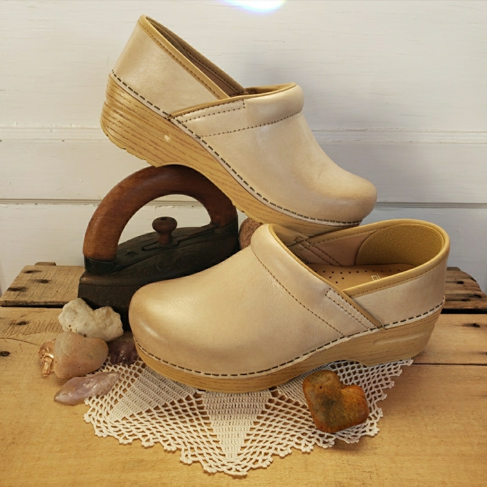Cream Dansko Pro Honey Clogs Sand Burnished Distressed Boho Cottage Prairie🌿